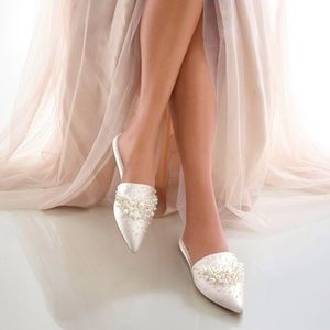 👰‍♀️ New Vince Camuto Satin/Pearl Mules - Size 9